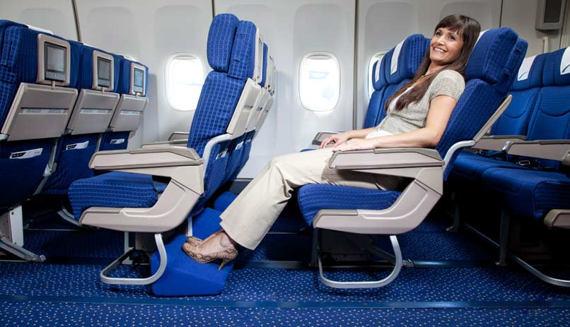 First class plus. Boeing 777 кресла. Кресло "самолет". Сиденья в самолете. Место для ног в самолете.