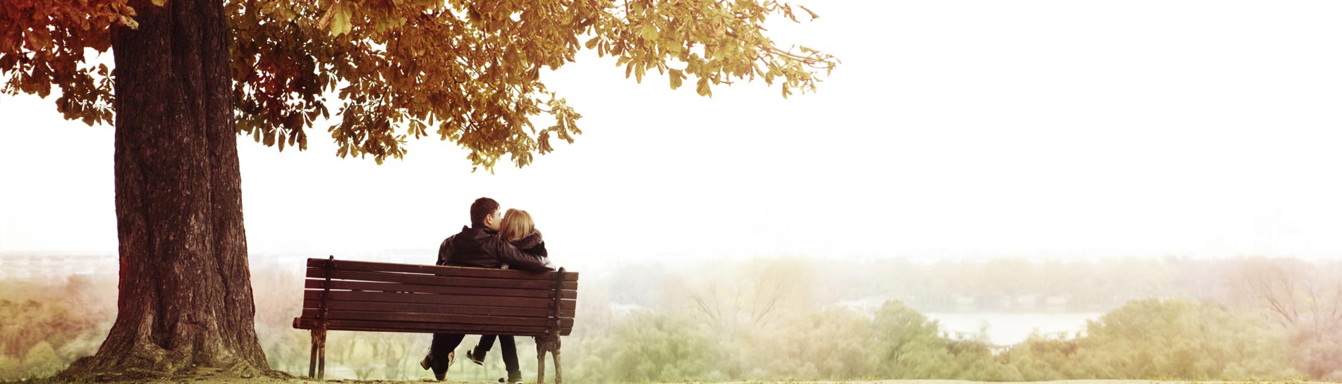 זוג נרגע על הספסל