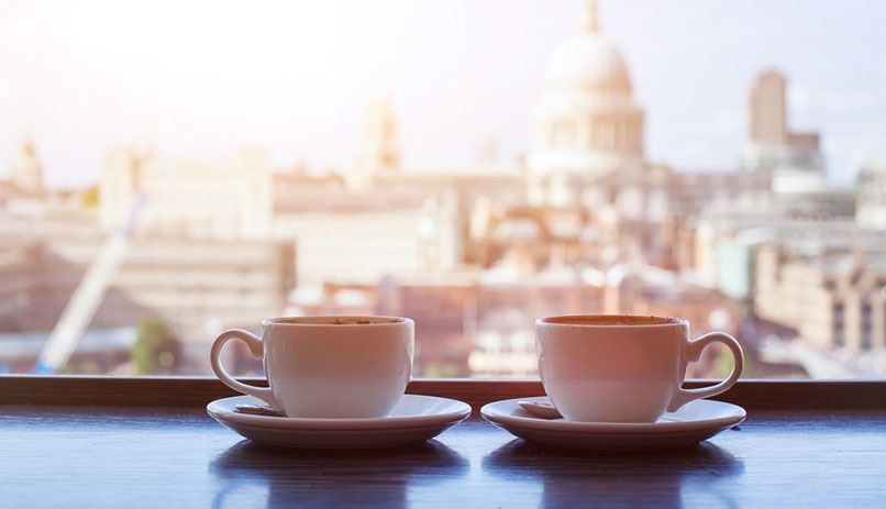כוס קפה על רקע לונדון, אין יותר טוב מזה