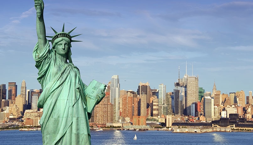 פסל החירות וקו הרקיע של ניו יורק