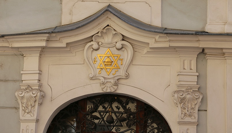 מגן דוד מעל הכניסה לבית הכנסת, פראג