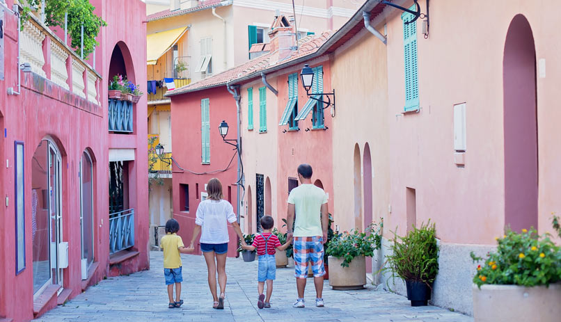 משפחה מבלה בניס, צרפת