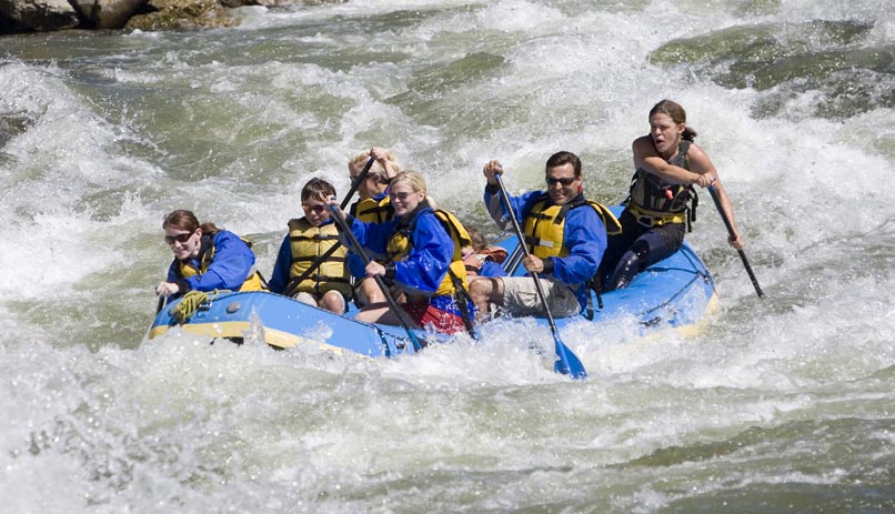משפחה נהנית ברפטינג בנהר קולורדו