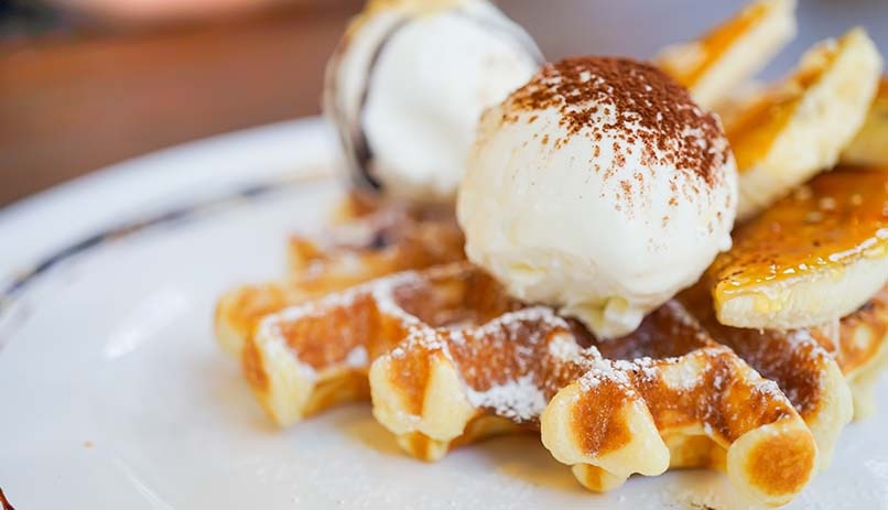 ופל בלגי עם כדור גלידה