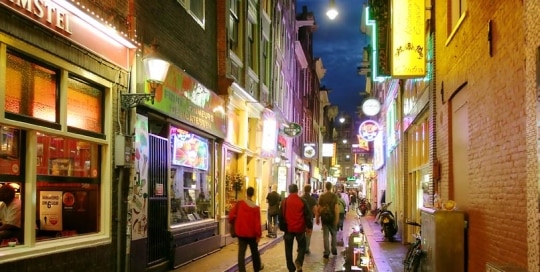 חיי לילה שוקקים. אזור החלונות האדומים, אמסטרדם