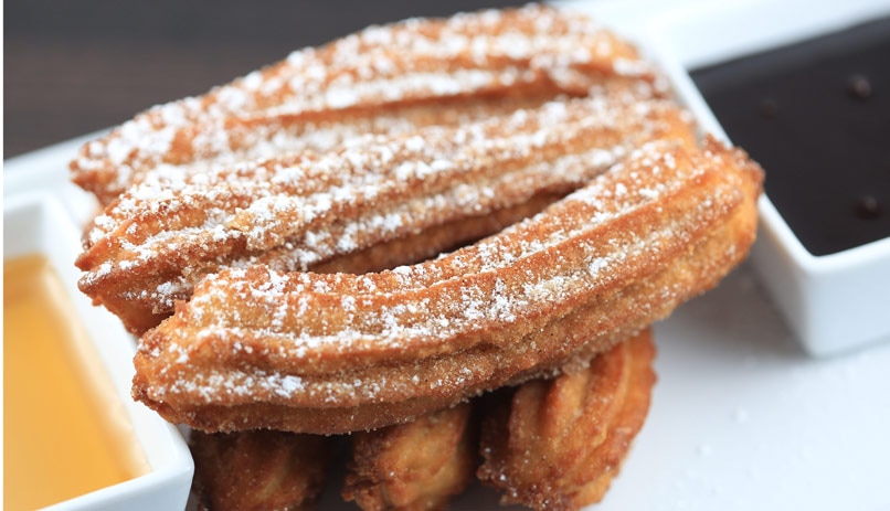 טובלים בשוקולד או בריבת חלב ונהנים. צ'ורוס