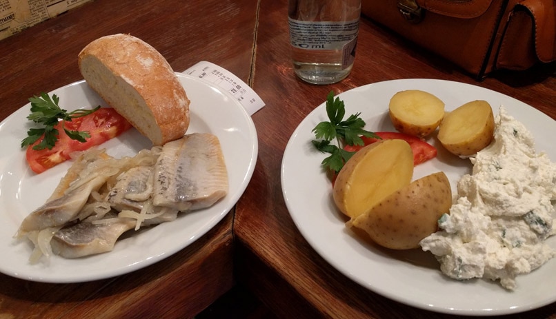 אוכל פולני מסורתי: תפוח אדמה, גבינה, הרינג ולחם