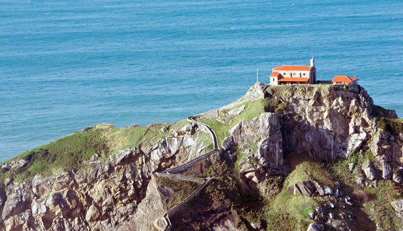 הכנסיה על האי הסלעי הזעיר San Juan de Gaztelugatxe. חבל הבאסקים, ספרד