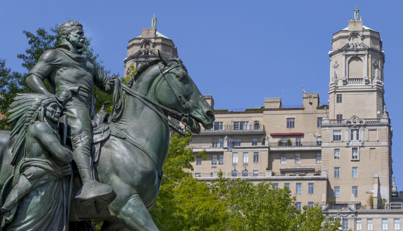 פסלו של תאודור רוזוולט על רק המוזיאון הטבע בניו יורק