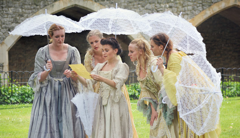 מופעים בכל פינה. שחקניות בתיאטרון רחוב בלונדון