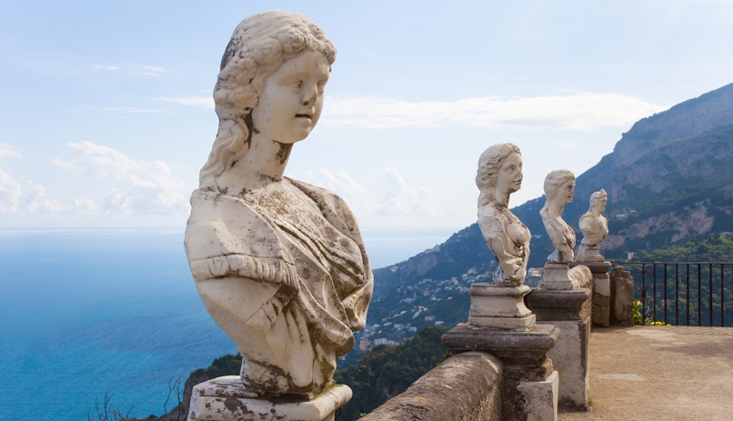 הפסלים היפים בווילה צ'ימברונה. ראבלו, איטליה