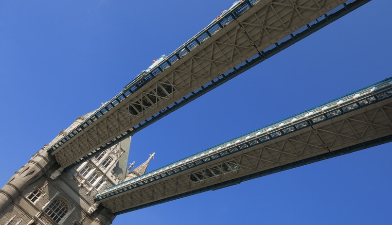 טיילת זכוכית מעל גשר לונדון. האטרקציה החדשה בעיר