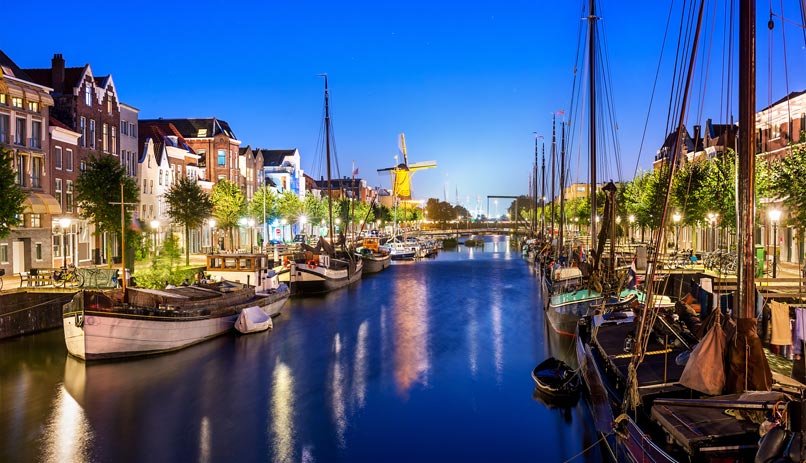 רוטרדם בשעות הערב. הולנד