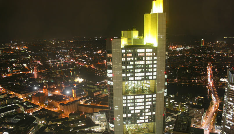 מגדל קומרצבנק בלילה. פרנקפורט, גרמניה