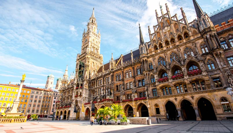 מגדל השעון בכיכר מריאן. מינכן, גרמניה