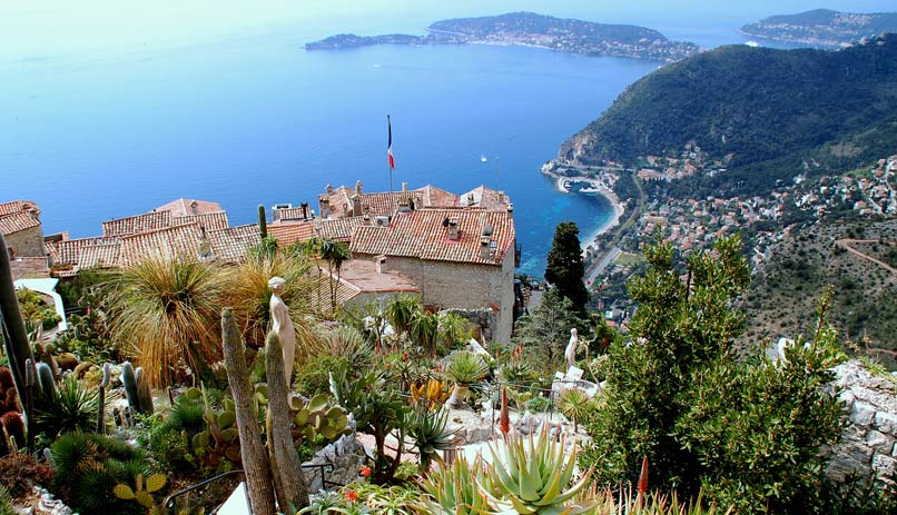 תצפית מרהיבה על הריביירה הצרפתית. כפר Eze, צרפת