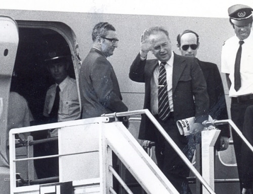 הסיפורים הנדירים: במטוס עם גולדה, רבין ובגין