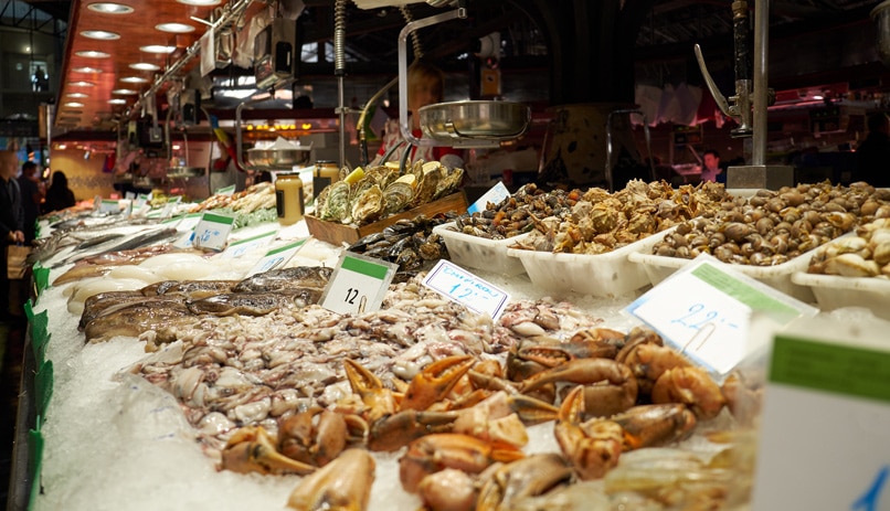 פירות ים בשוק בוקריה בברצלונה