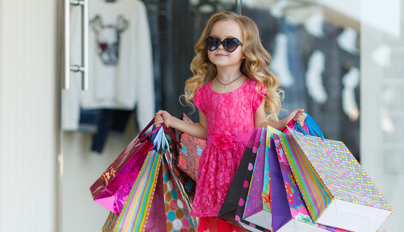 ילדה עושה שופינג בחו