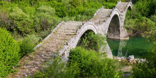 גשר שלוש הקשתות, הכפר קיפי, חבל זגוריה, יוון