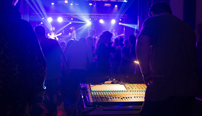 Dancing in Israeli clubs