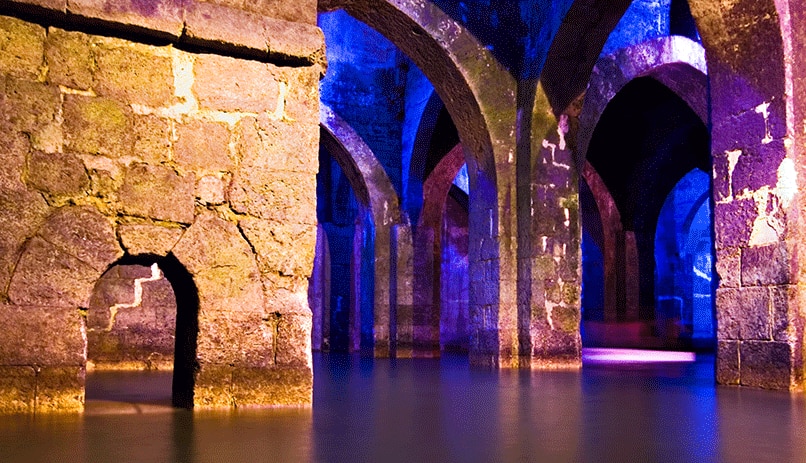 Enter a small rowboat and explore this underground water reservoir