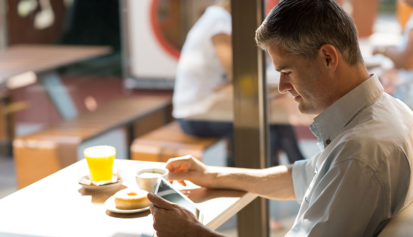 Eating in a restaurant with the mobile