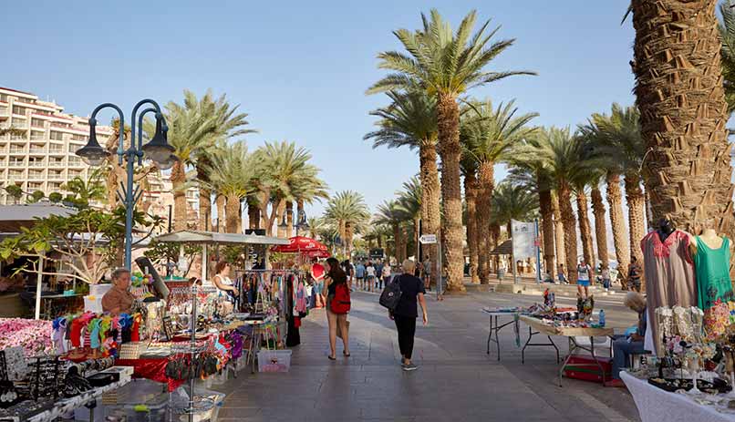 Shopping et Restaurants près de la plage d'Eilat. Photo: Lior Avitan