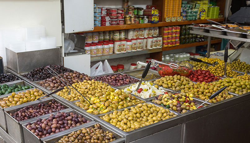 Olives au marché Levinsky. Photo: Udi Goren