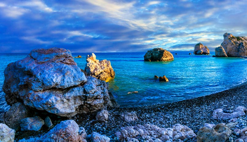 סלע אפרודיטה על רקע הים בגווני כחול