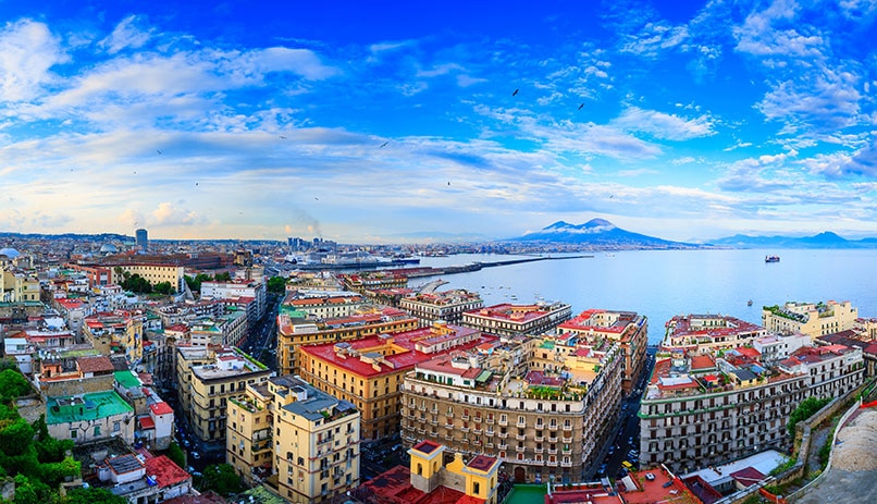 מבט פנורמי על העיר נאפולי באיטליה. ברקע הר הגעש וזוב