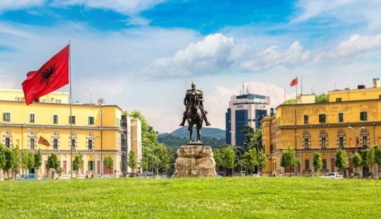 כיכר סקנדרבג, טירנה, אלבניה.