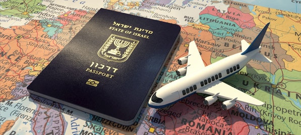 דרכון ישראלי ומטוס על גבי מפת אירופה
